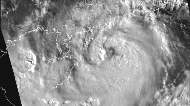 台风“泰利”清晰台风眼曝光:预计今夜登陆,多地将迎来暴雨