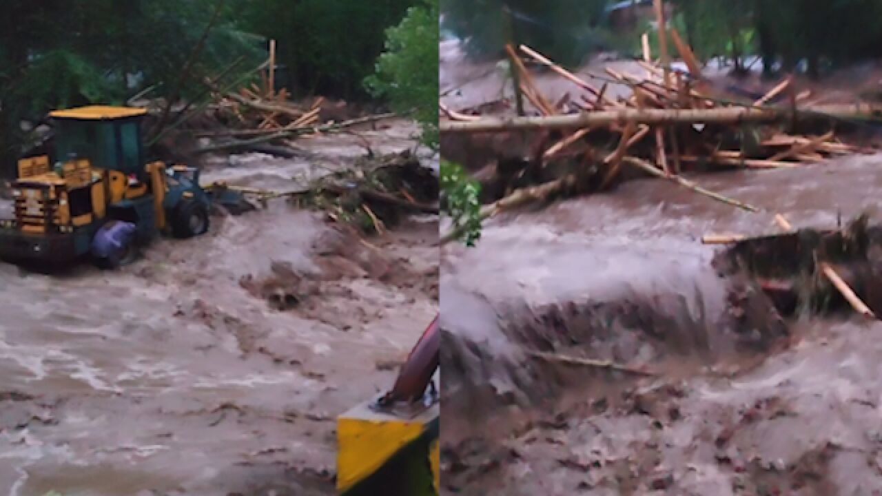 山西忻州一乡镇遭山洪大水淹没路面 应急:救援已前往,暂无伤亡报告