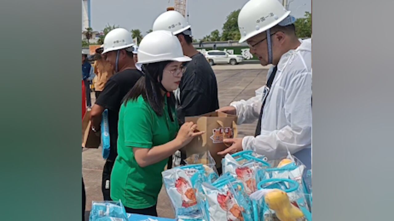 “致敬高温下的劳动者”为一线建筑工人送清凉