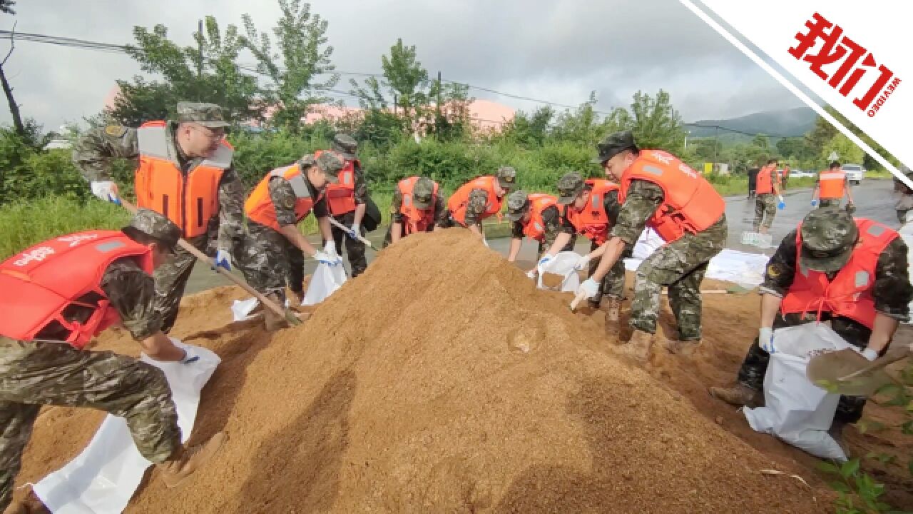 黑龙江多条河超警戒水位武警连夜护堤:垒筑沙袋千余个 筑起数百米长沙墙