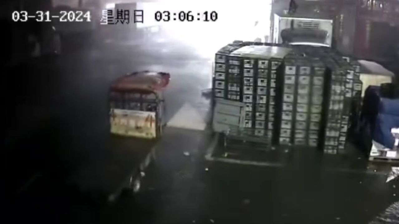 南昌暴雨强风直接吹飞电动三轮车 部分路灯被吹倒