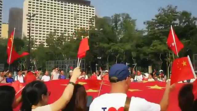 香港市民在维园拉起15米巨幅国旗 高唱《歌唱祖国》送生日祝福