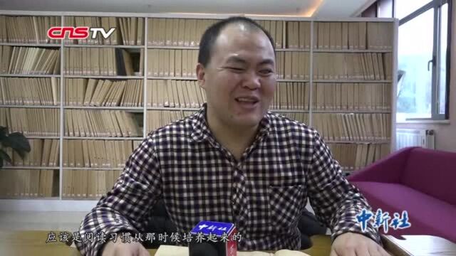 青海盲人书迷坚持阅读22年喜爱传统纸质书籍