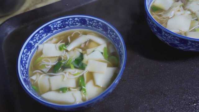 清真美食河沿面片,回族人都爱吃,配上茶饮三泡台,太好吃了