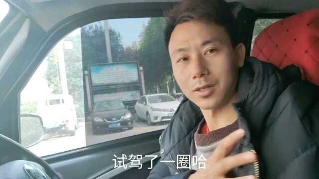 小伙子试驾25000元电四轮,效果挺不错的