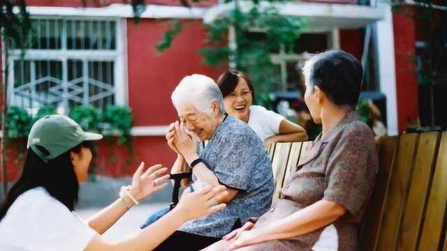 住在养老院的老人,真比呆在自己家里好吗?看完一阵心酸