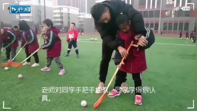 太原东岗小学推出旱地冰球课程