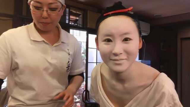 日本艺伎的脸怎么画成惨白?来看看她们的化妆过程,你就全懂了