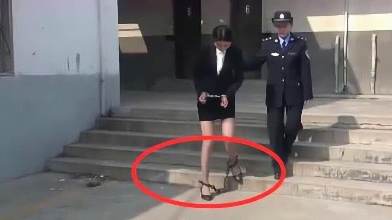 戴脚镣的重型女犯人们是如何更换衣服呢犯人还有隐私吗