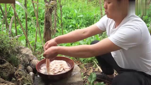 二哥吃“肥肠”用榨广椒炒,越吃越有味