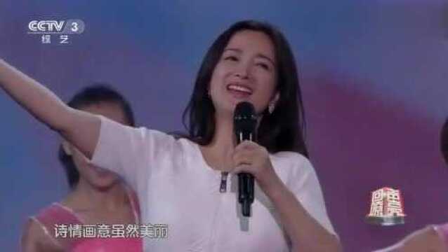 李师师扮演者何晴演唱《又见炊烟》,风姿不减当年,很好听!3