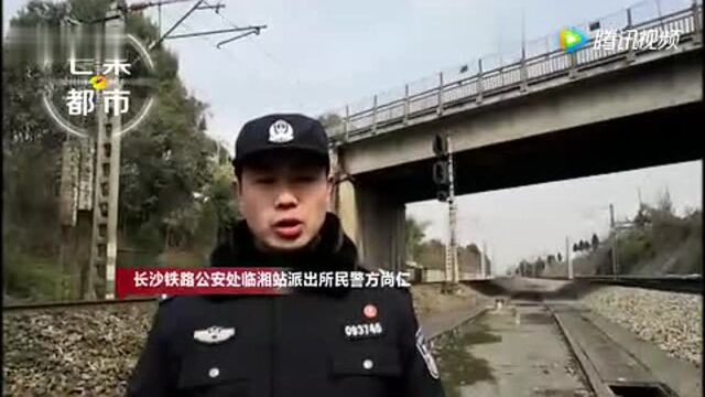 疯狂朋友圈!铁轨上自拍