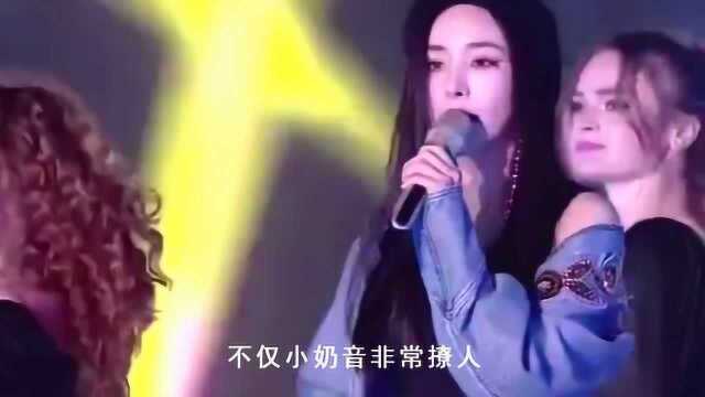 杨幂现场热舞太撩人,火辣身材一览无余,这幕网友看傻眼了