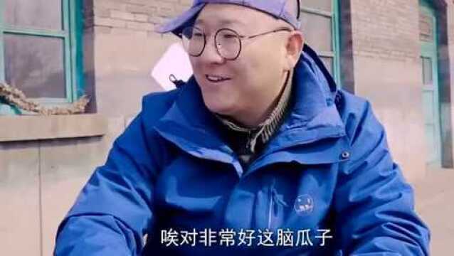 男子教妹子读英语 直接用中文发音