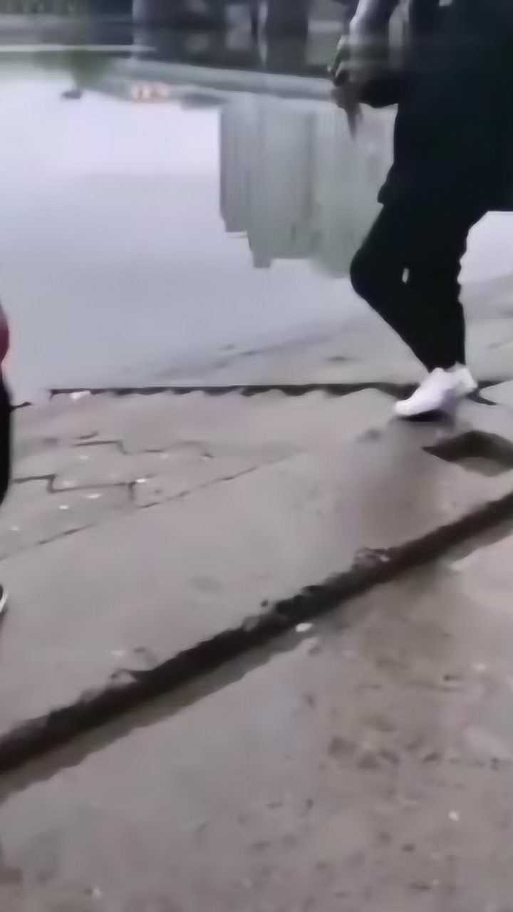 放生条鱼河边太滑帅哥摔了一跤