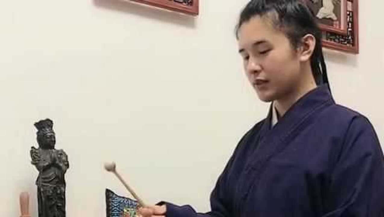 今天有幸认识了一位女道长感觉她仙风道骨有点冷冰冰的