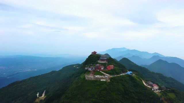 东朝宝鼎,西朝峨眉;早春的华蓥山宝鼎,梵音云绕,香火不断.