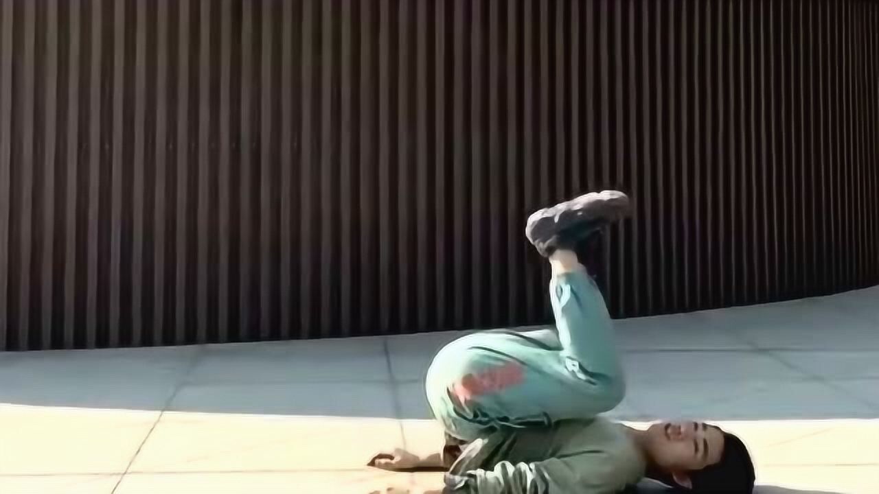 武术生的鲤鱼打挺看起来很简单，但是没有力气和技巧的人，真的很难做成功！