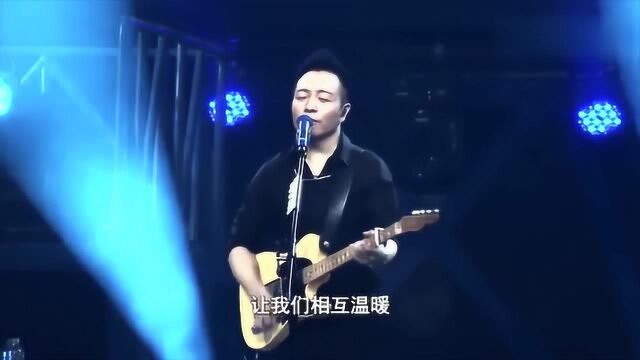 许巍深情演唱《漫步》歌声温暖人心,让人回味无穷!