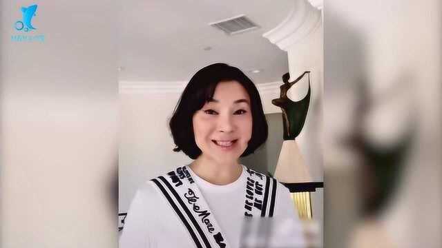 歌手陈红再唱经典《桥边姑娘》,歌声温柔细腻娓娓道来,身后欧式豪宅抢镜