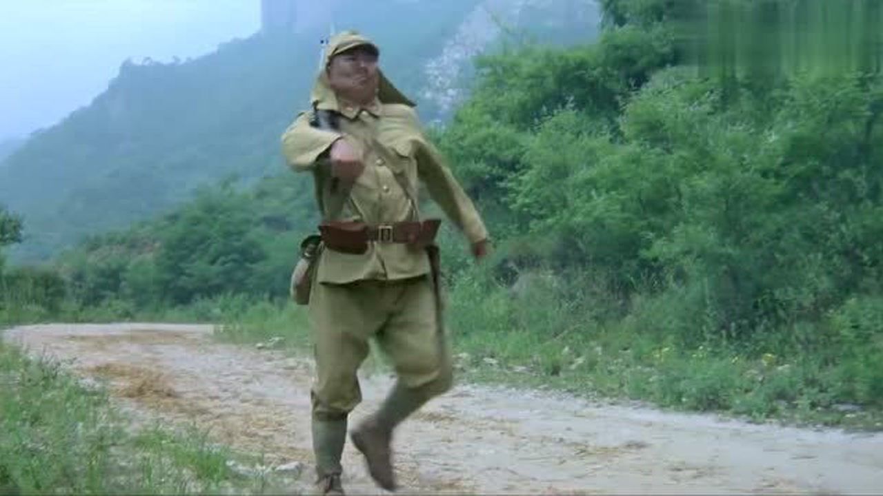 举起手来潘长江的罗圈腿惊艳亮相这走路姿势真是太搞笑了