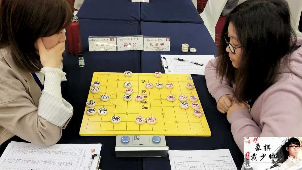 象棋一枝花梁妍婷喝着茶水大战辽宁历嘉宁这姿势挺带劲啊