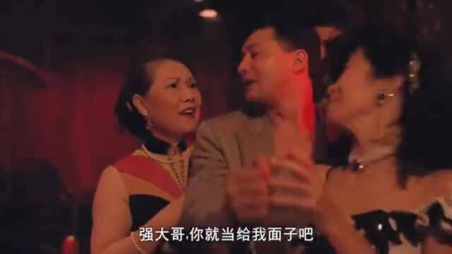 美女拿尿当酒喝,真过瘾,男人看了都说好