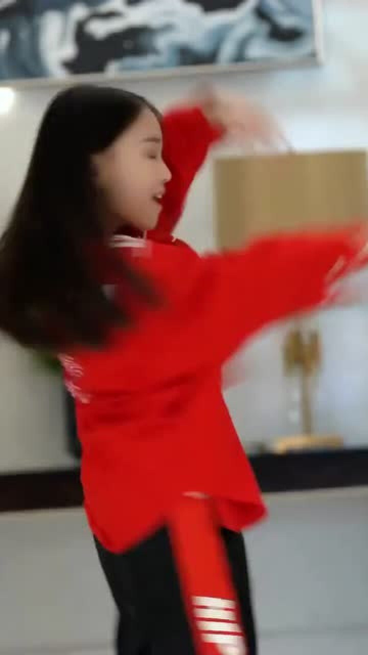 10岁的童模宋小睿上演魔性扭胯舞感觉别有一番风味