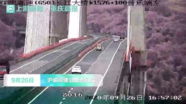 险!高速路小货车货物散落超车道 男子就地停车捡拾