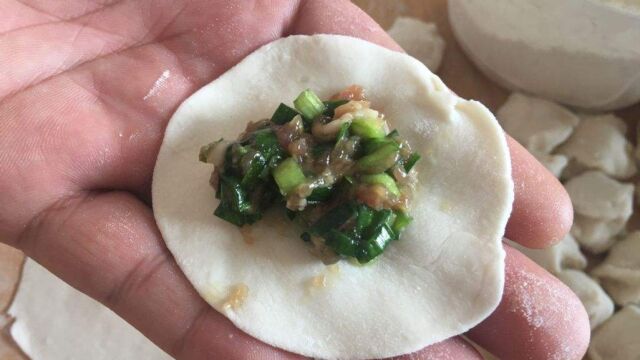 包饺子时,调饺子馅用生油还是熟油?跟饺子馆老板学会一招