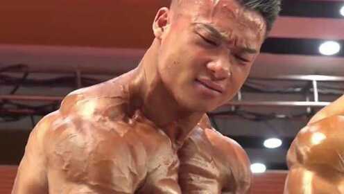 这才是真正的肌肉男,如果这个男人要抢你女朋友,这下不是输定了!