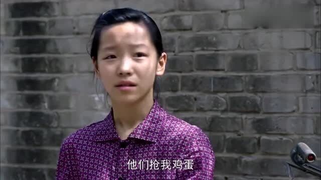 小混混当街欺负小姑娘,不料村姑却仗义出手,一鞭子抽向了主任儿子