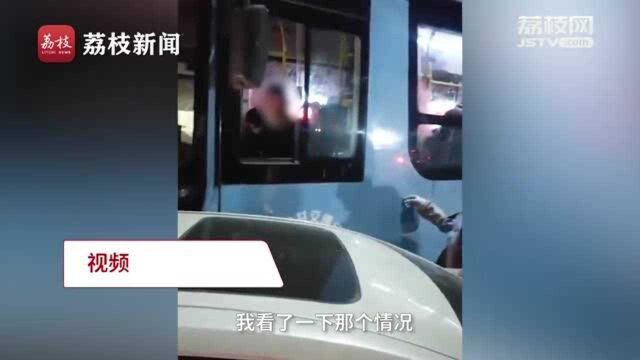 延安一公交司机强行占道骂人致拥堵半小时 公交公司:已停职调查