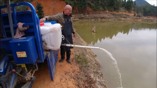 大叔养了几千条鱼从不喂饲料,每天400斤白色液体喂鱼,涨见识了