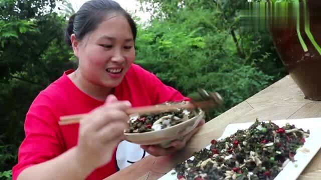 胖妹做腊肉炒地皮,开胃又下饭,山珍就该是这味