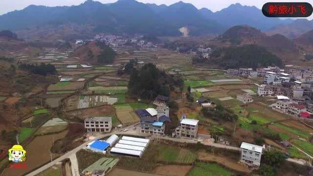 航拍贵州凯里格河村,房前屋后都是农田,中间小山包却无人敢动