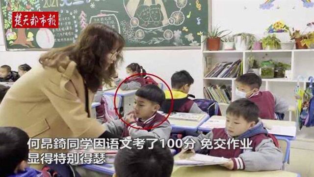 【视频】小学生返校交寒假作业,画面好萌!