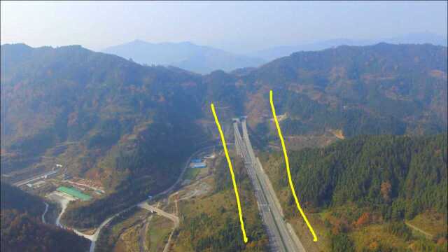 航拍贵州大山里的高速公路,这高架桥太有气势,太壮观了