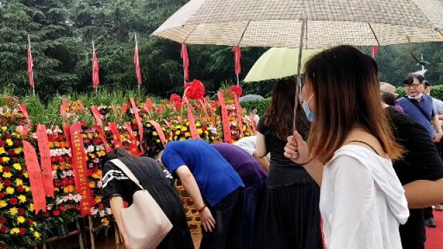 清明节香港企业家湖南韶山冒雨向毛主席铜像敬献花篮三鞠躬