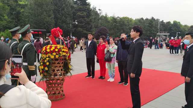 这一家四口不远万里,来到湖南韶山铜像广场,只为敬献花篮仪式!