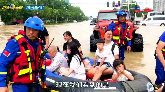 直击郑州白沙镇洪灾后救援现场:铲车、橡皮艇等出动,为居民运送水、方便面等急缺物资