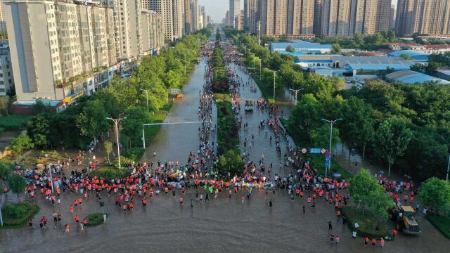 他们从四面八方赶来!航拍新乡市中心千人志愿者自发筑坝