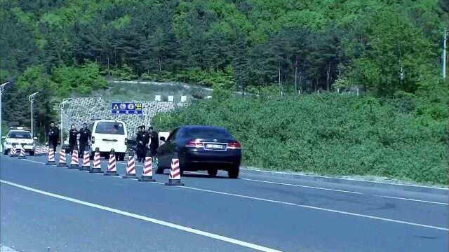 超爱看这部《生死追凶》///警察公路设计检查,毒贩竟敢对警察开枪,下秒警察火力全开