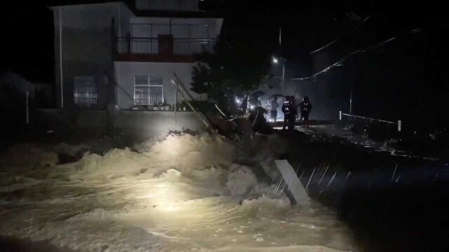 陕西勉县暴雨倾泻城镇内涝 消防紧急疏散300余人