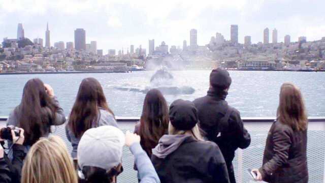 影视:海面涌现大水花,众人本以为是鲸鱼,结果浮出水面一个巨人