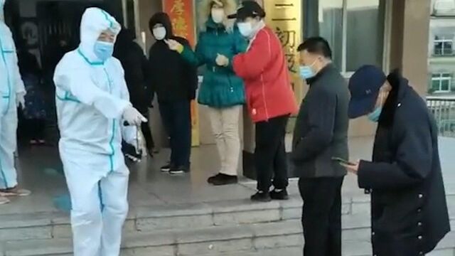 副校长编顺口溜引导市民做核酸:活跃气氛,让大家配合核酸检测