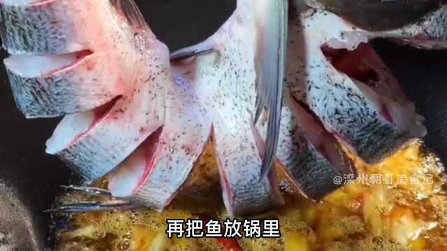 东北铁锅炖鱼怎么做好吃?大厨教你两招,在家吃东北铁锅炖鱼