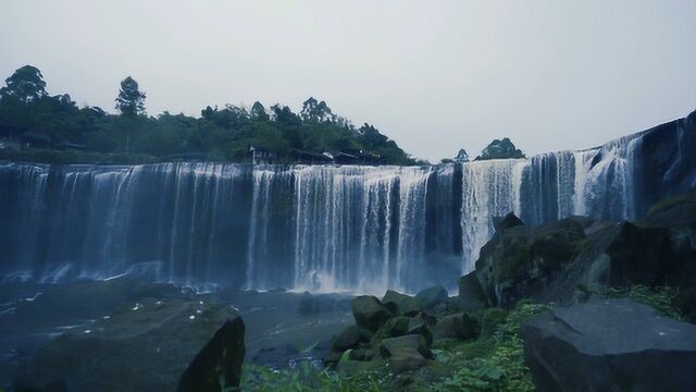 青岩石上溅起水花,瀑布高挂气势恢弘 #全新途昂家族ⷤ𚆤𘍨𕷧š„征途⠀