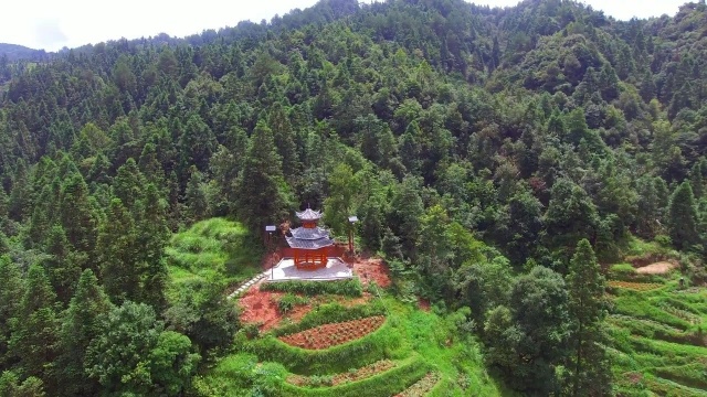 贵州大山发现一个奇特建筑,简直就是人间宝地,山上为啥建这个呢