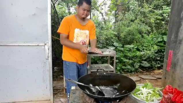 广西土茅台配上这一桌美食,兄弟两个开心畅饮,看着真过瘾